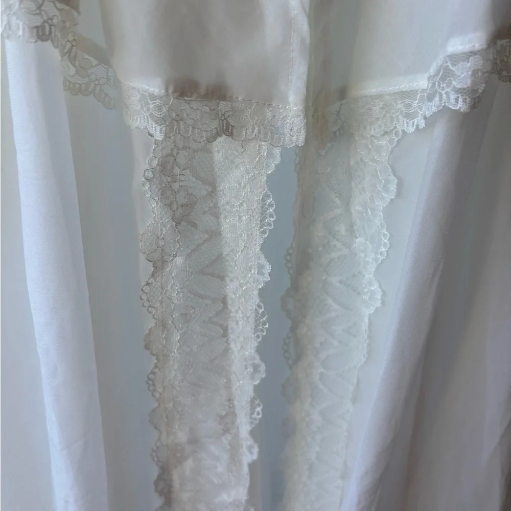 Rose Tree | White Ruffled Duster - Picture 4 of 7